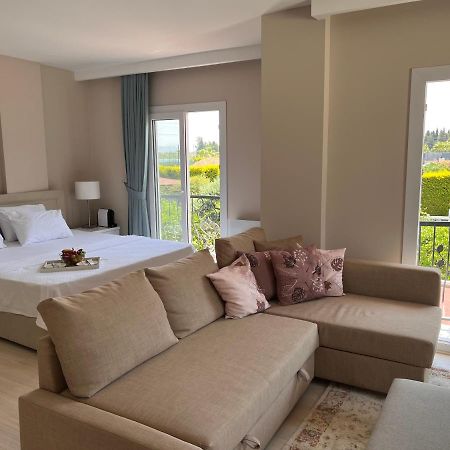 B. Equine Range Hotel Narlidere Eksteriør bilde